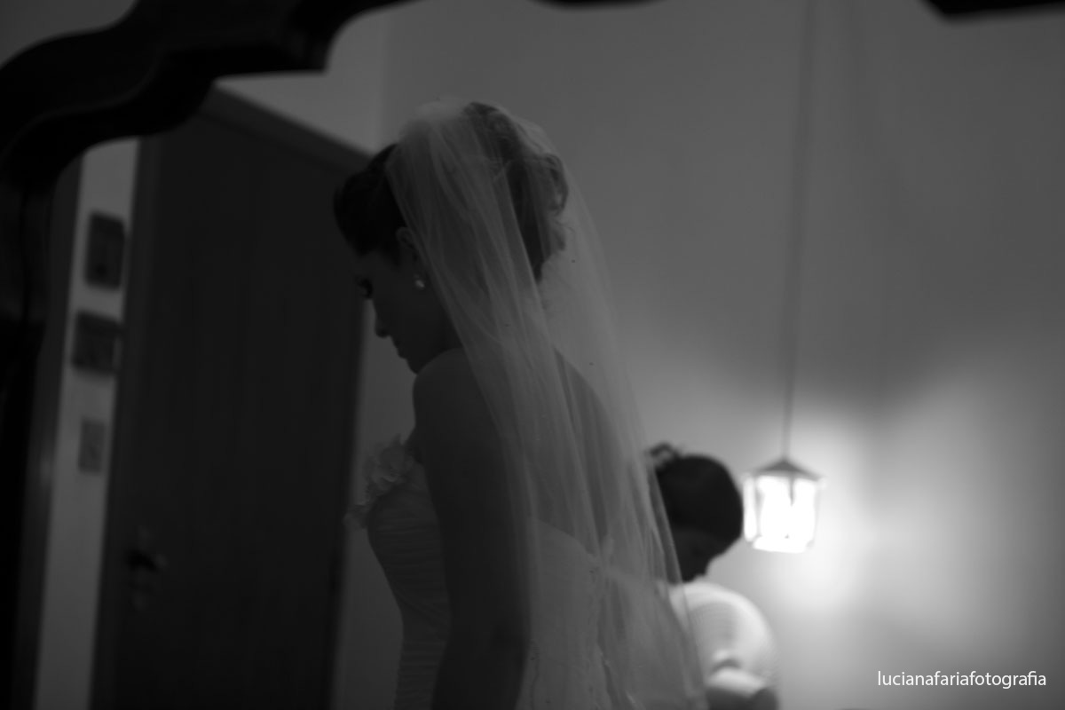 véu, noiva pronta, pronta pra casar, maquiagem, cabelo pronto, coque, cabelo preso, making of, antes do casamento,  noiva, casamento externo, dia, noiva, vestido, vestido de noiva, flor lateral, casar de dia, daminha