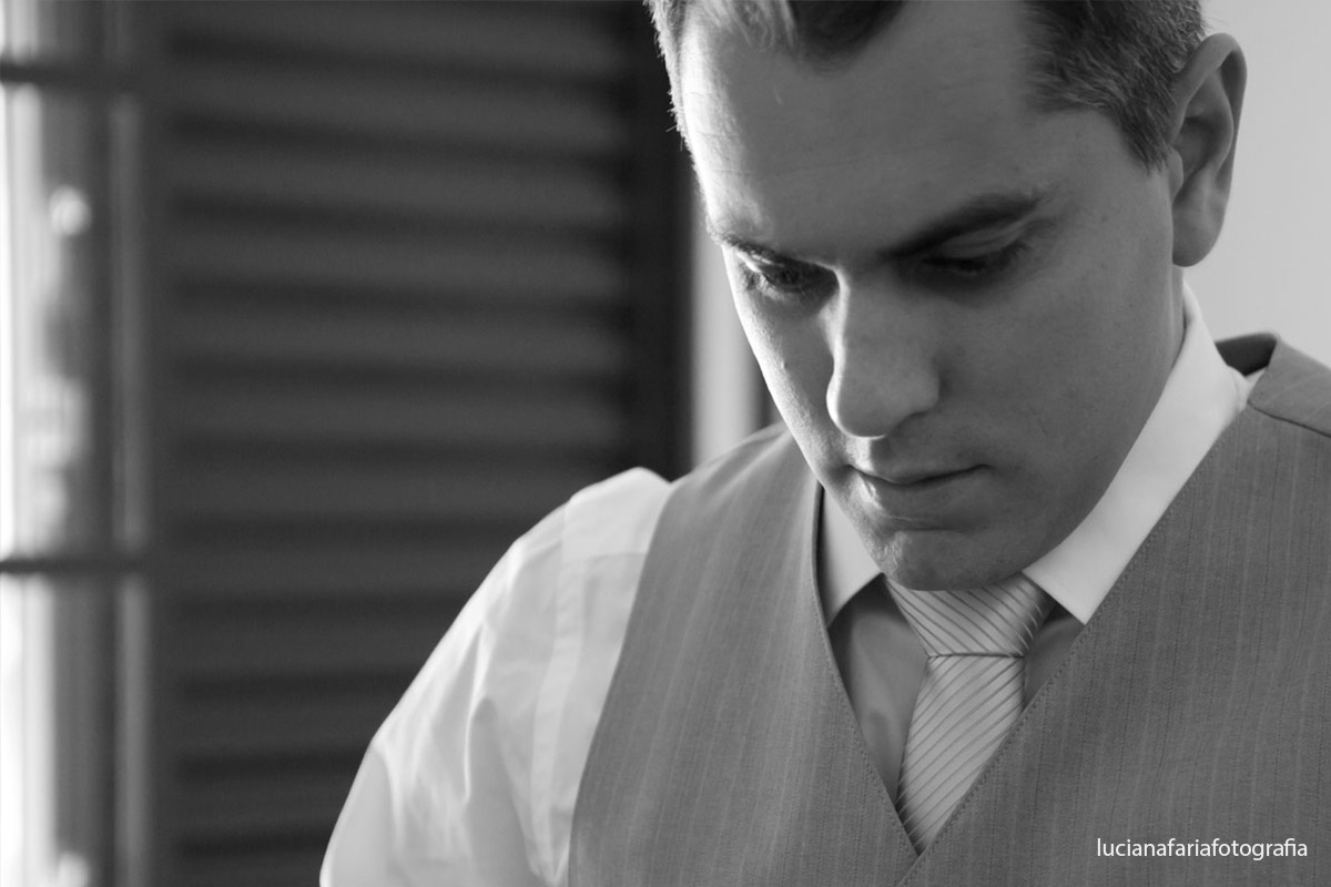 noivo, arrumando, gravata, casamento, dia dele, wedding, foto do noivo, casar, de dia, luz natural