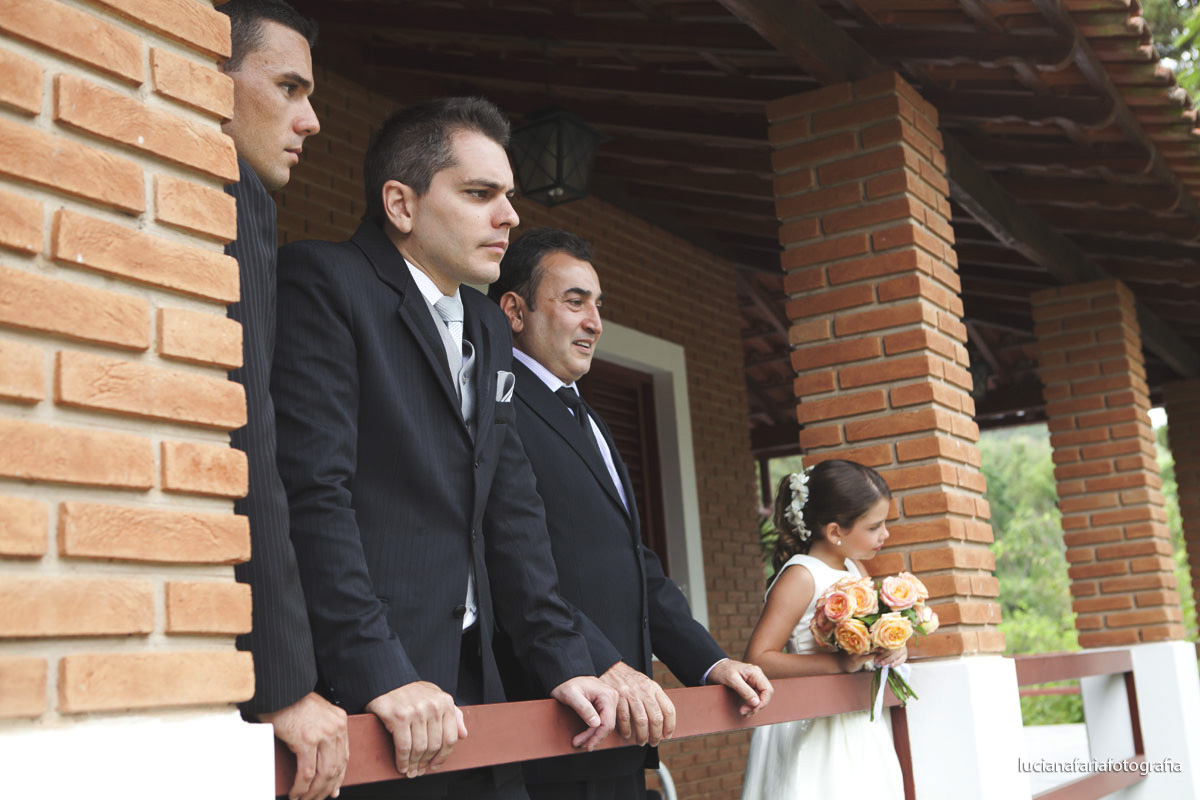 noivo, arrumando, gravata, casamento, dia dele, wedding, foto do noivo, casar, de dia, luz naturalpai da noiva, curiosos