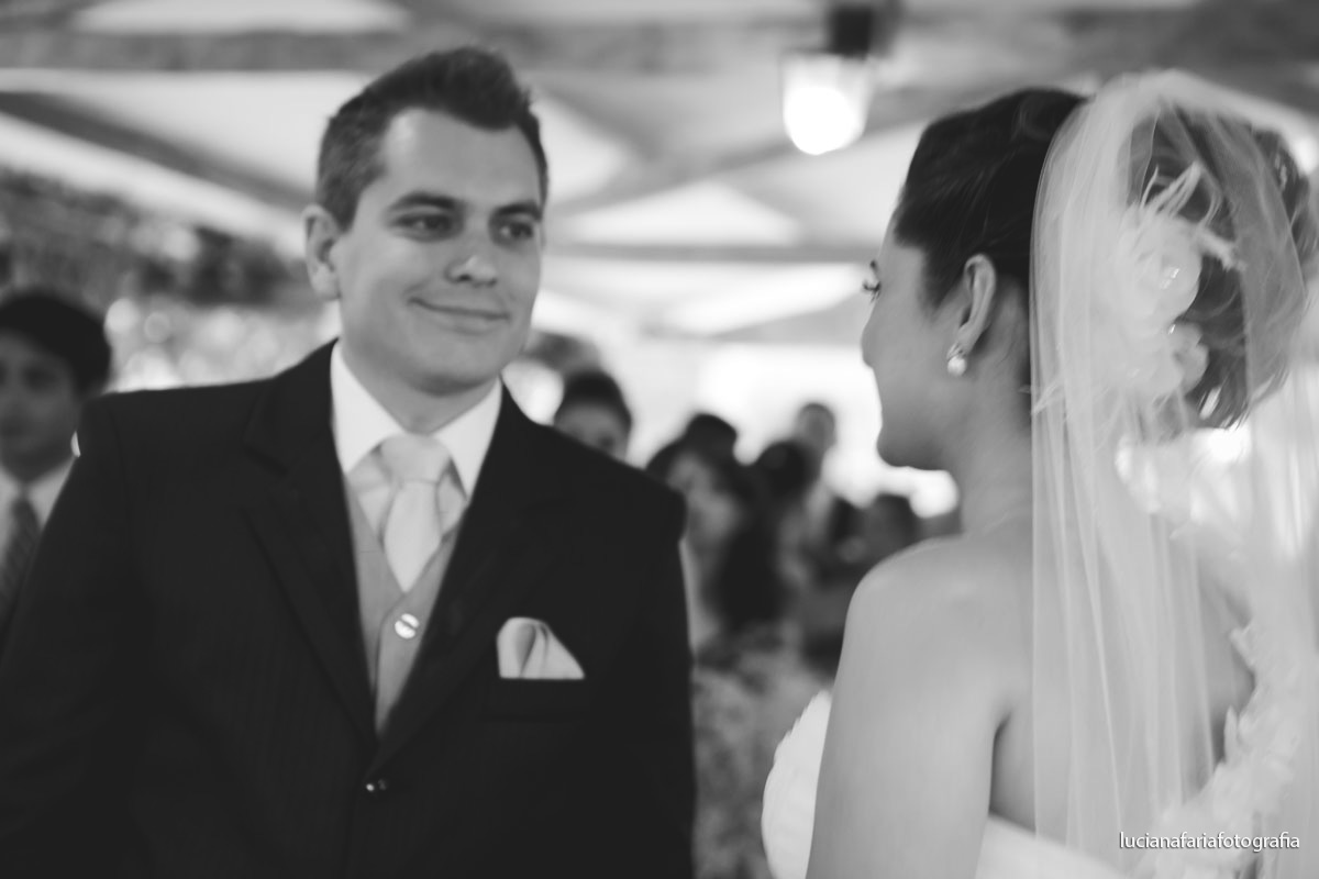 olhares, slin, noivo, noiva,  terno, colete cinza, de dia, casar, casamento de tarde, luz natural, externo