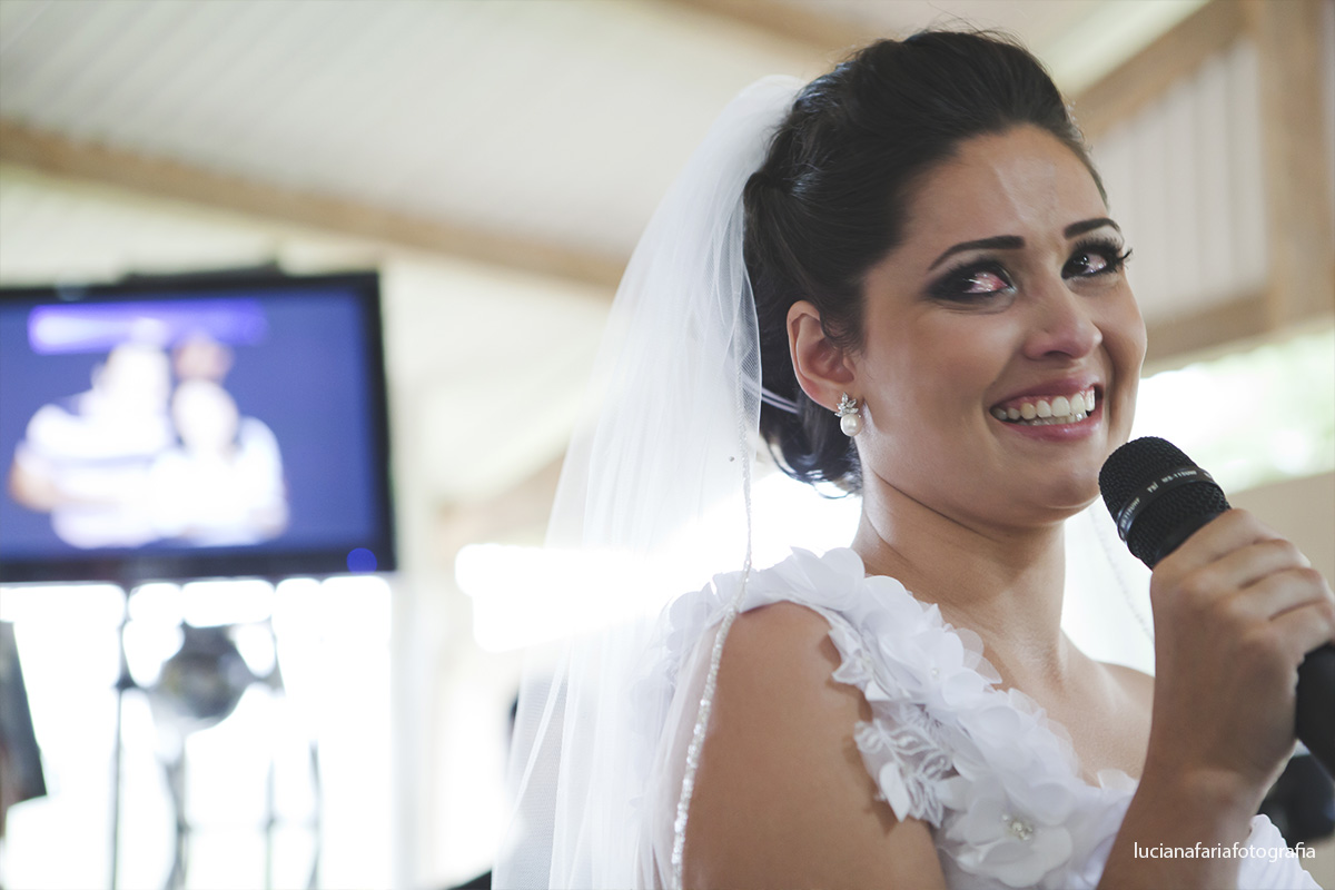 emoção, risos, votos, choro, olhares, slin, noivo, noiva,  terno, colete cinza, de dia, casar, casamento de tarde, luz natural, externo