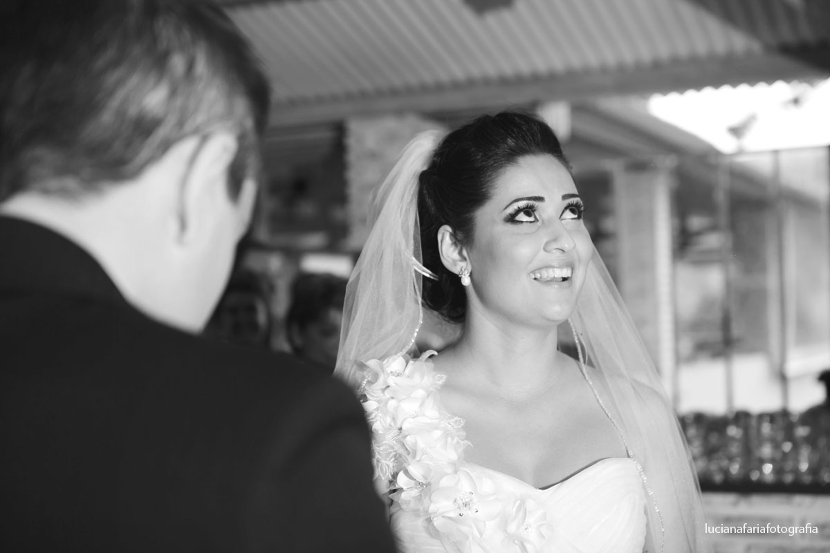 emoção, risos, votos, choro, olhares, slin, noivo, noiva,  terno, colete cinza, de dia, casar, casamento de tarde, luz natural, externo