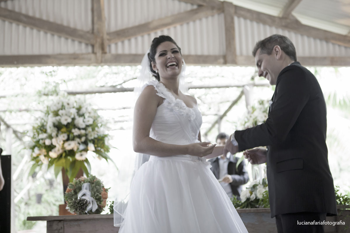 aliança, mão errada, casando, risos, noivo, noiva, casal de noivos, casar de dia, luz natural, sem flash, wedding