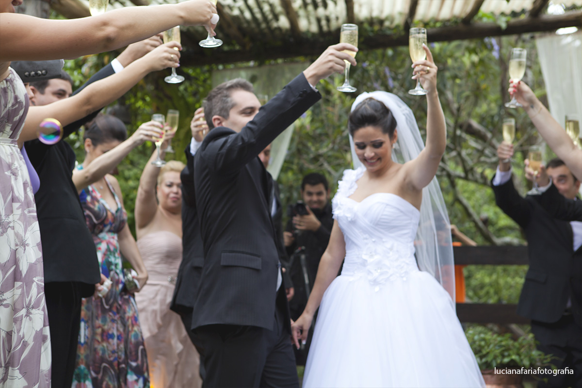 brinde dos padrinhos, bolinha de sabão, casados, risos, noivo, noiva, casal de noivos, casar de dia, luz natural, sem flash, fotografia natural, lifestyle