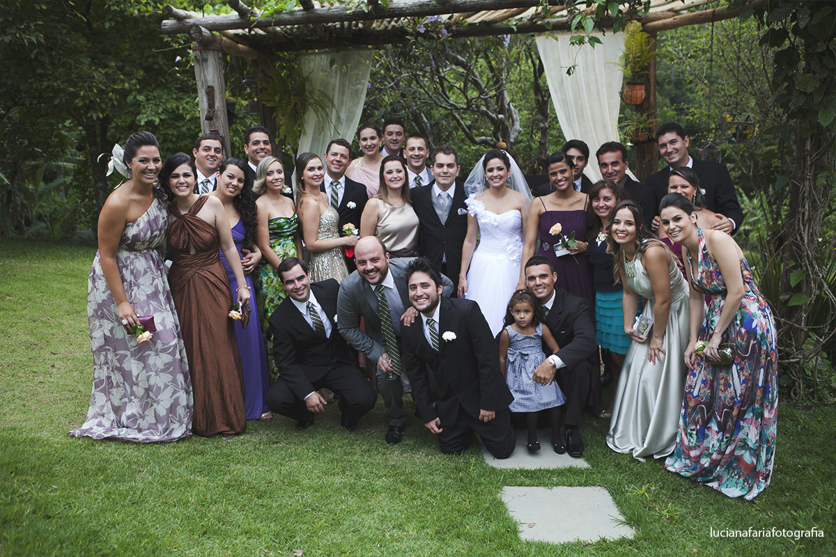 foto dos padrinhos, todo mundo junto, família dos noivos, casados, risos, noivo, noiva, casal de noivos, casar de dia, luz natural, sem flash, fotografia natural, lifestyle
