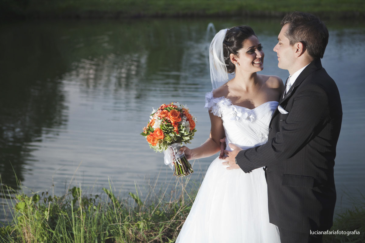 fotos externas, casados, fotos dos noivos, pós casamento, vitoria regia, lago, bosque, canhoeira, noivos casados, momentos, vestida de noiva, véu da noiva, buquê laranja, terno, flor no vestido