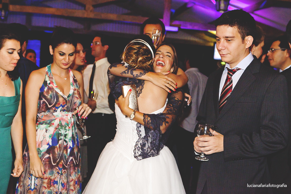 festa, abraço, madrinha, amiga da noiva, noivos, casados, comemorar, recepção, dj, banda, musica