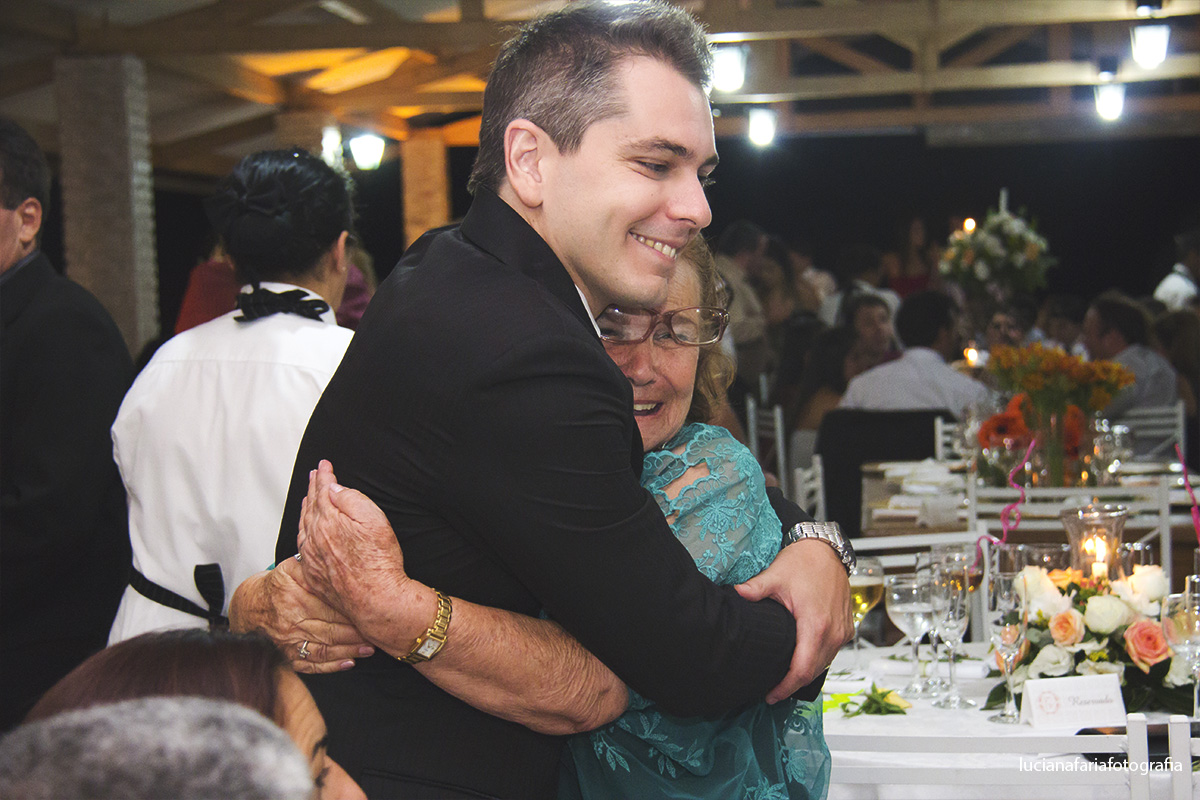 festa, abraço, madrinha, amiga da noiva, noivos, casados, comemorar, recepção, dj, banda, musica, tia do noivo