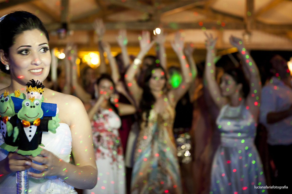 buquê de sapo, santo antônio, hora do buquê, festa, abraço, madrinha, amiga da noiva, noivos, casados, comemorar, recepção, dj, banda, musica