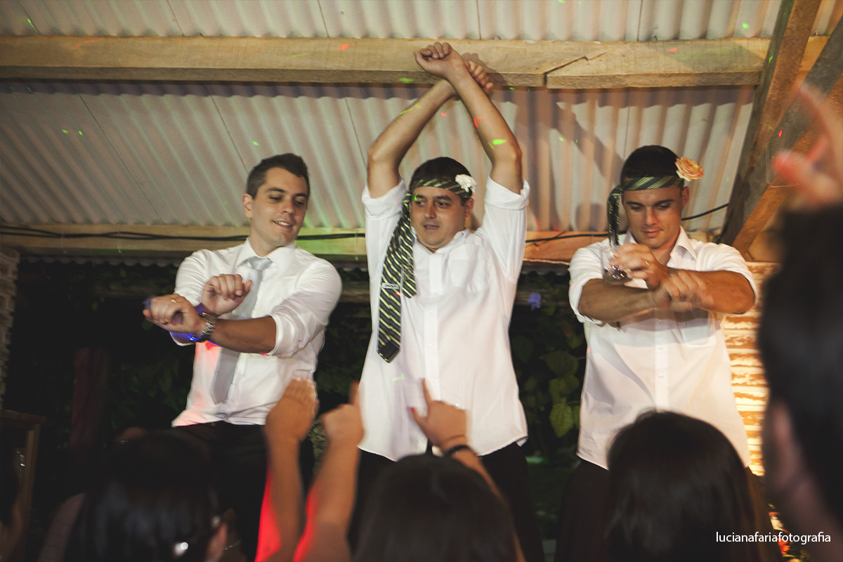 noivo em cima da mesa, festa, noivo que canta, casados, comemorar, recepção, dj, banda, musica, convidados