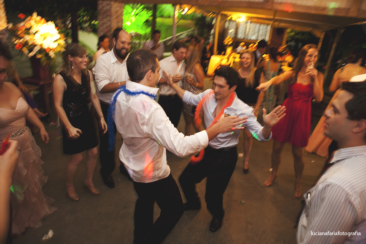 amigos do noivo, balada de casamento, festa, noivo que canta, casados, comemorar, recepção, dj, banda, musica, convidados