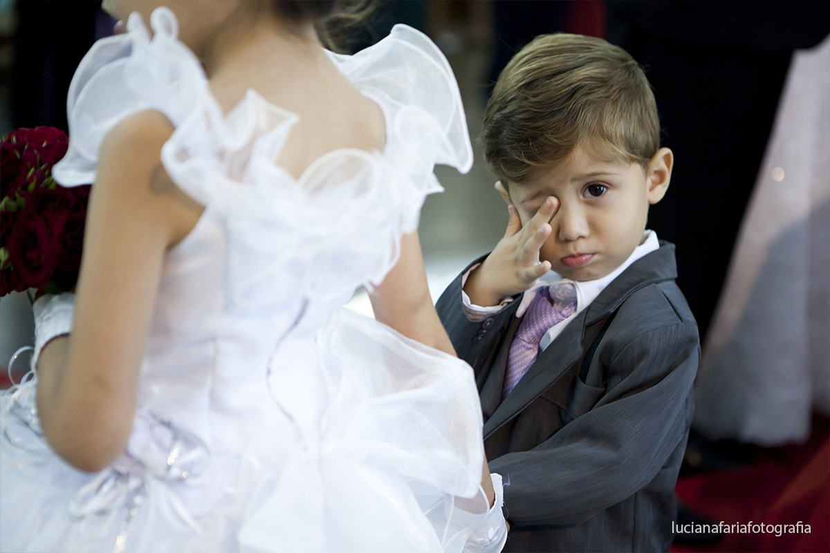 pajem, terno cinza, traje, altar, amor, noivo, casar, noiva, decoração, chuva no casamento, cerimônia, religioso, daminha