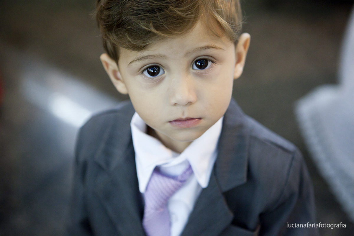 pajem, terno cinza, traje, altar, amor, noivo, casar, noiva, decoração, chuva no casamento, cerimônia, religioso
