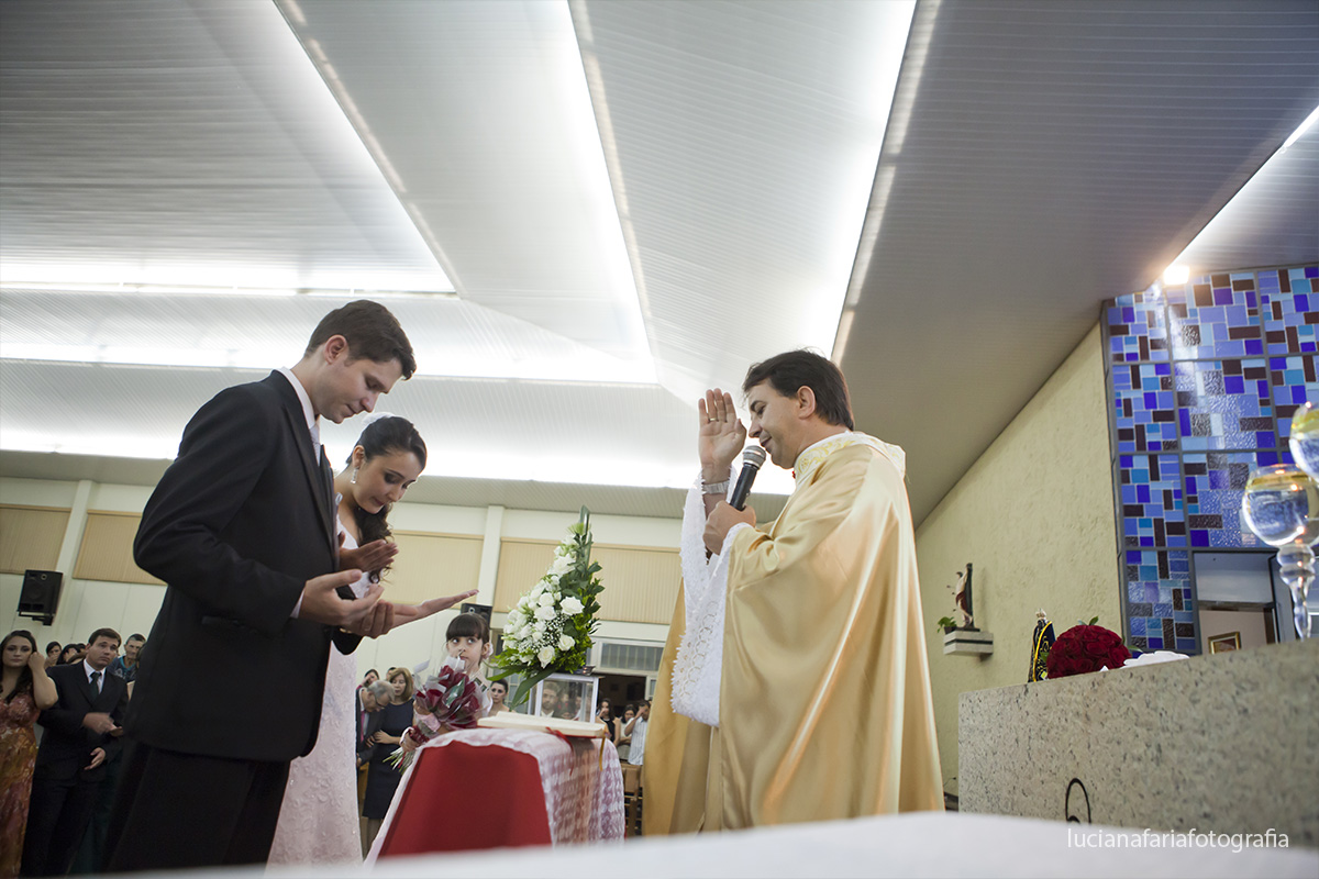 benção do padre, altar, amor, noivo, casar, noiva, decoração, chuva no casamento,noiva, cerimônia, religioso