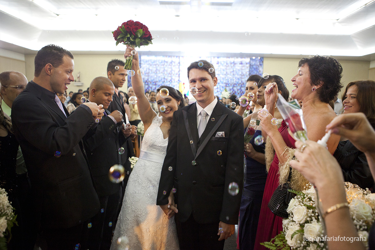 buquê vermelho, rosas, bolinhas de sabão, saída dos noivos, porta da igreja,amor, noivo, casei, noiva, decoração, chuva no casamento, cerimônia, religioso