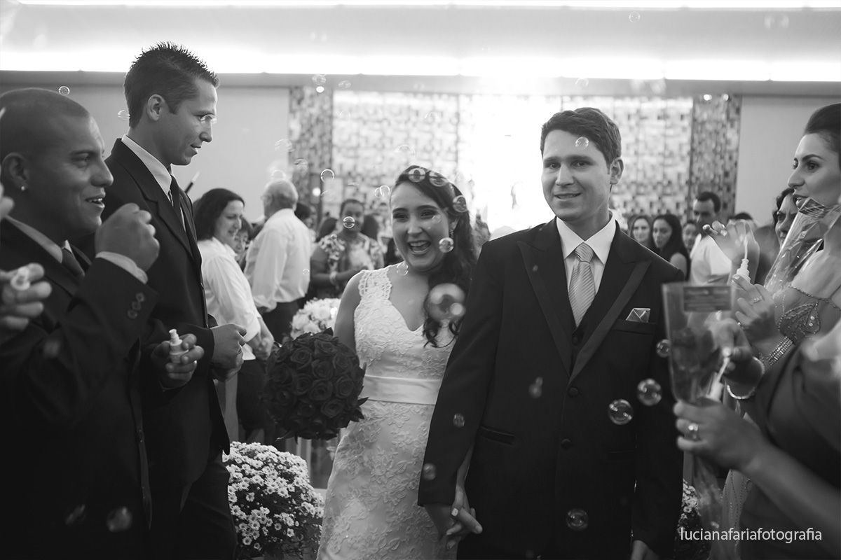 buquê vermelho, rosas, bolinhas de sabão, saída dos noivos, porta da igreja,amor, noivo, casei, noiva, decoração, chuva no casamento, cerimônia, religioso