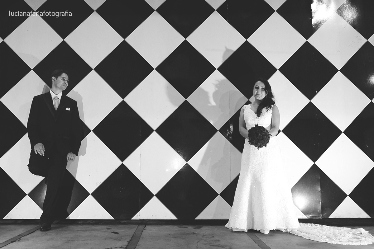 fotografias externas, noivos, casal, ensaio pós casamento, xadrez, parede, olhares, casados, momentos fotos, sem festa
