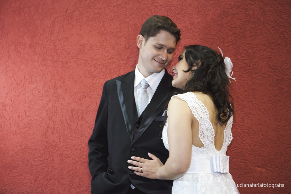 fotografias externas, noivos, casal, ensaio pós casamento, vermelho, parede, olhares, casados, momentos fotos, sem festa