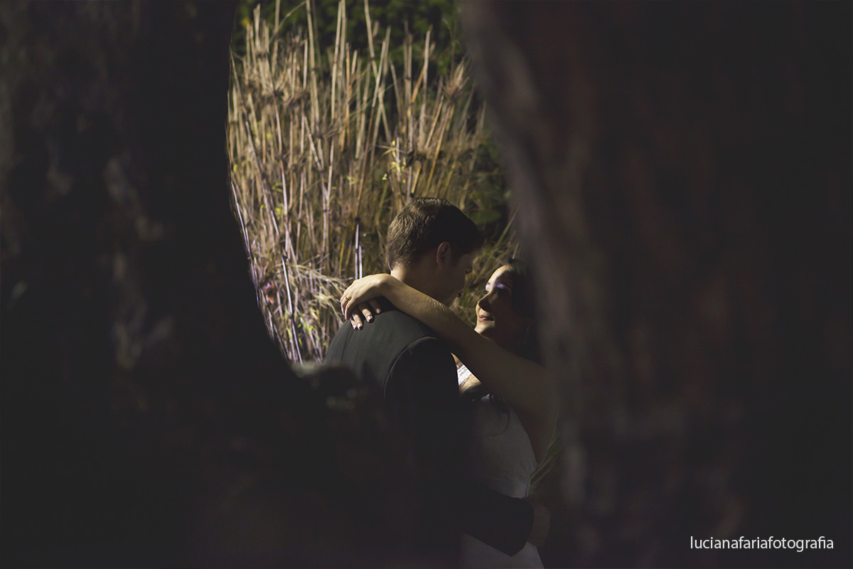 fotografias externas, noivos, casal, ensaio pós casamento,foto na rua, noivos, olhares, casados, momentos fotos, sem festa, arvores