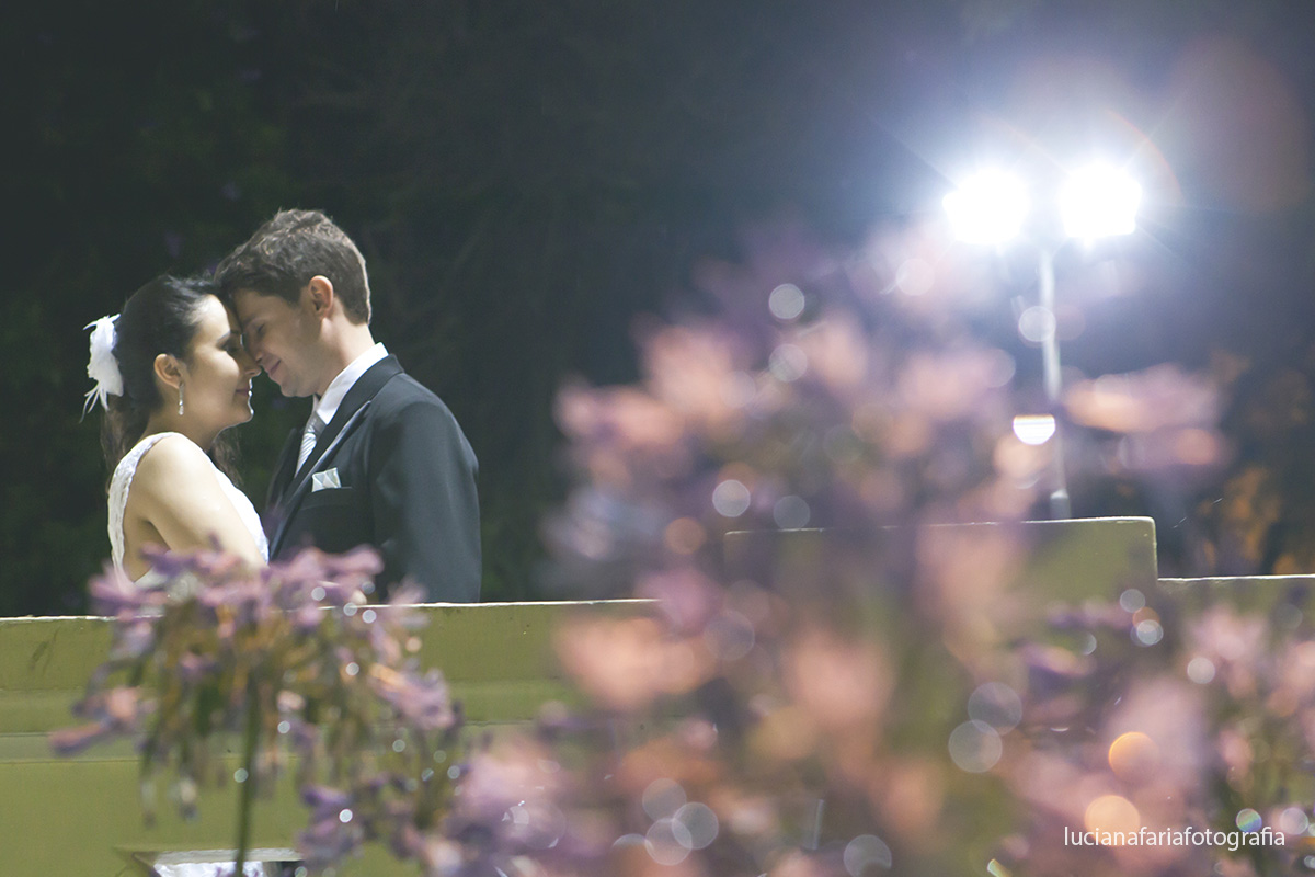 fotografias externas, noivos, casal, ensaio pós casamento,foto na rua, noivos, olhares, casados, momentos fotos, sem festa, flores, jardim, luz