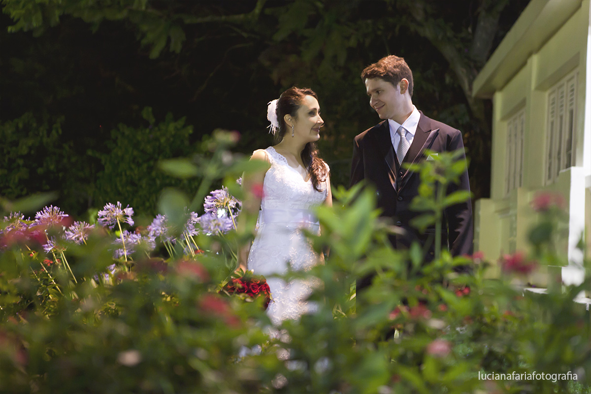 fotografias externas, noivos, casal, ensaio pós casamento,foto na rua, noivos, olhares, casados, momentos fotos, sem festa, flores, jardim, luz