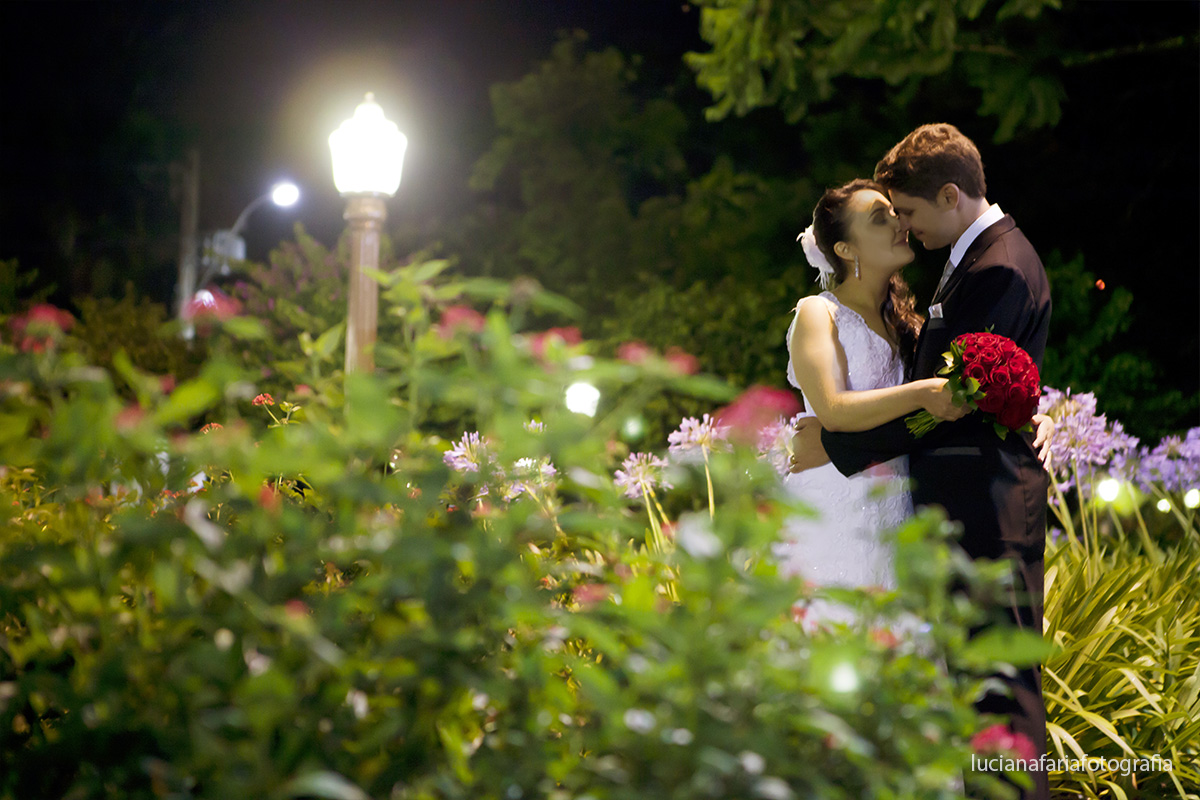 fotografias externas, noivos, casal, ensaio pós casamento,foto na rua, noivos, olhares, casados, momentos fotos, sem festa, flores, jardim, luz