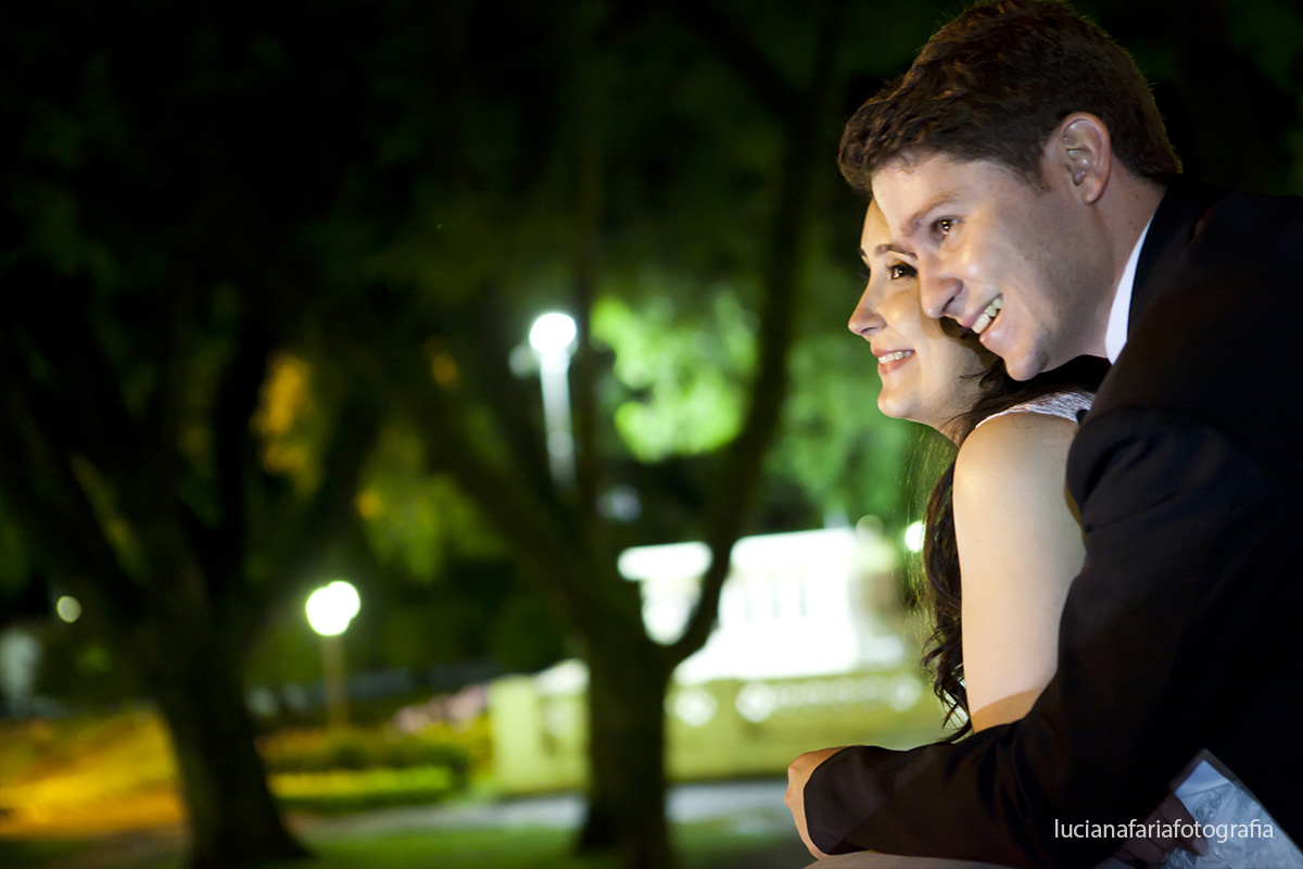 fotografias externas, noivos, casal, ensaio pós casamento,foto na rua, noivos, olhares, casados, momentos fotos, sem festa, flores, jardim, luz