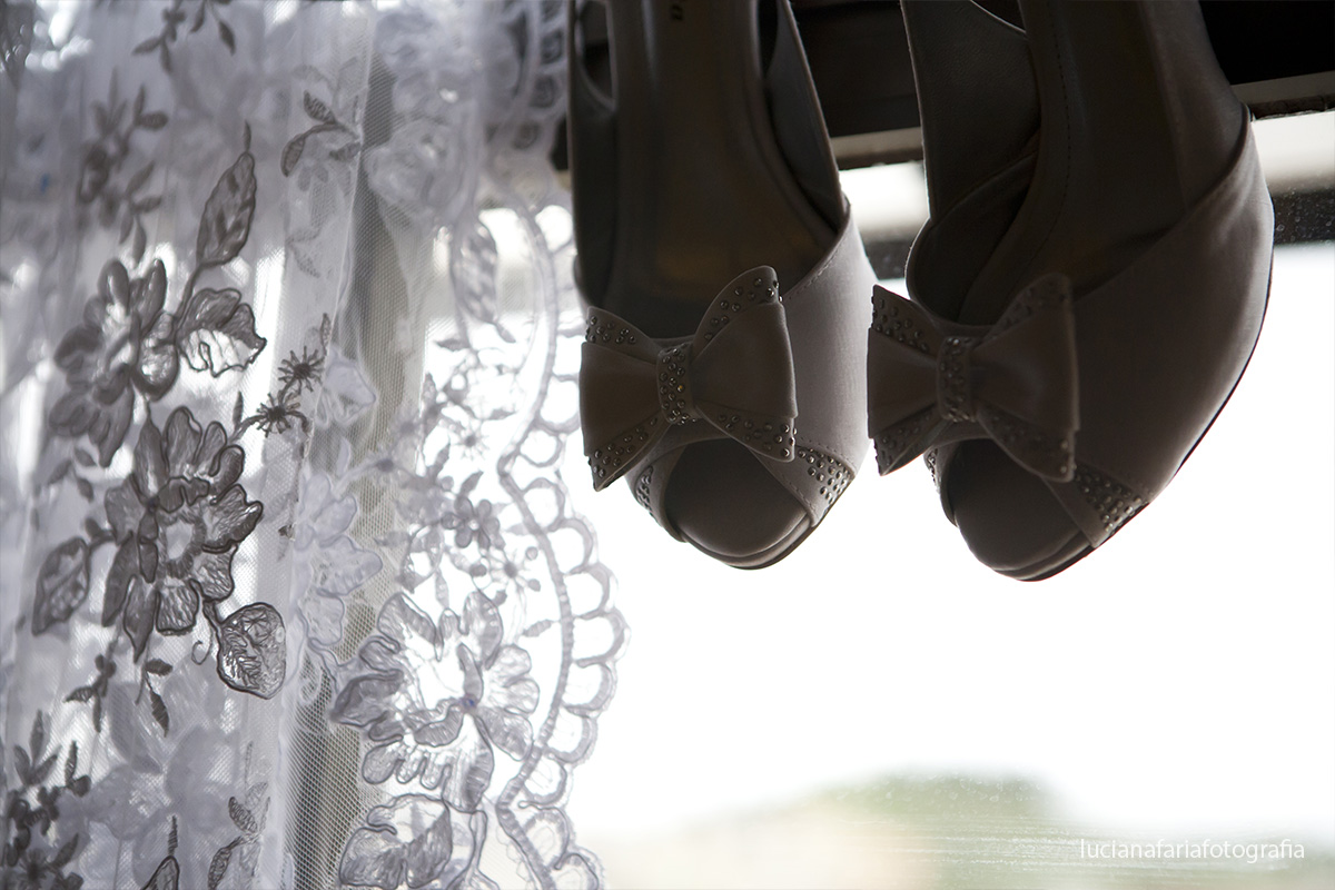 sapato, véu, mantilha, noiva, casamento, grande dia, wedding, cerimonial, making of, arrumando, laço no sapato