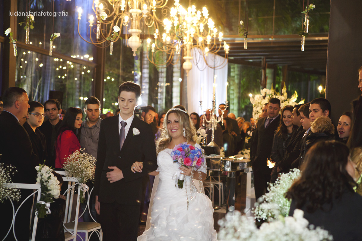 violino, musica da entrada, entrada da noiva, sobrinho da noiva, pb, emoção, vestida de noiva, wedding, casamento, casar no salão, decoração, cerimonial, corredor, lustres, salão de vidro