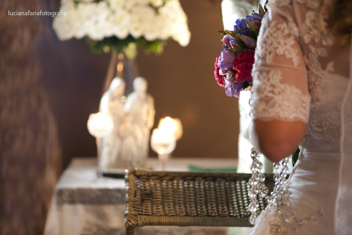 emoção, vestida de noiva, wedding, casamento, casar no salão, decoração, cerimonial, sagrada família, buquê