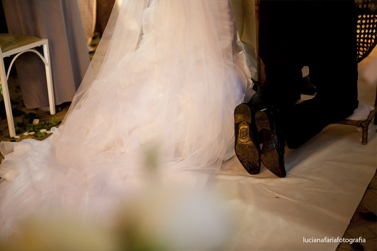 sapato do noivo, cerimônia, religioso, emoção, vestida de noiva, wedding, casamento, casar no salão, decoração, cerimonial,