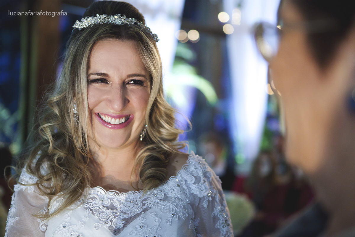 mãe da noiva, cabelo solto, noiva, tiara, mantilha, benção do padre, cerimônia, religioso, emoção, vestida de noiva, wedding, casamento, casar no salão, decoração, cerimonial