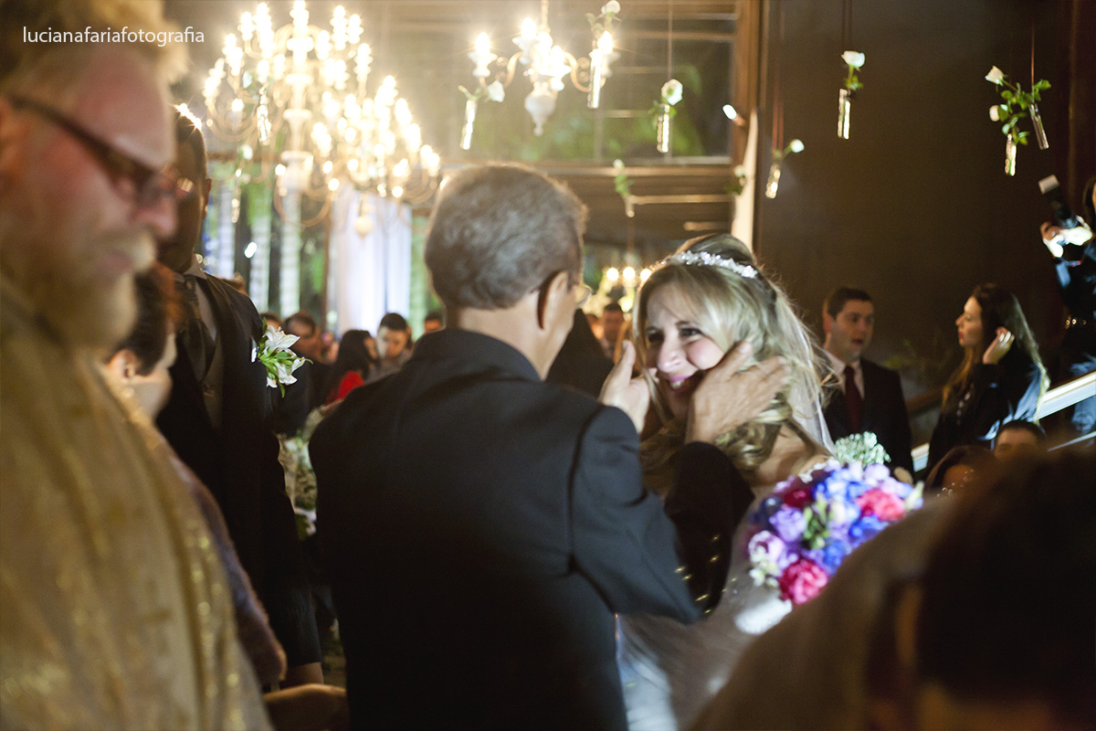 sogro da noiva, cabelo solto, noiva, tiara, mantilha, benção do padre, cerimônia, religioso, emoção, vestida de noiva, wedding, casamento, casar no salão, decoração, cerimonial