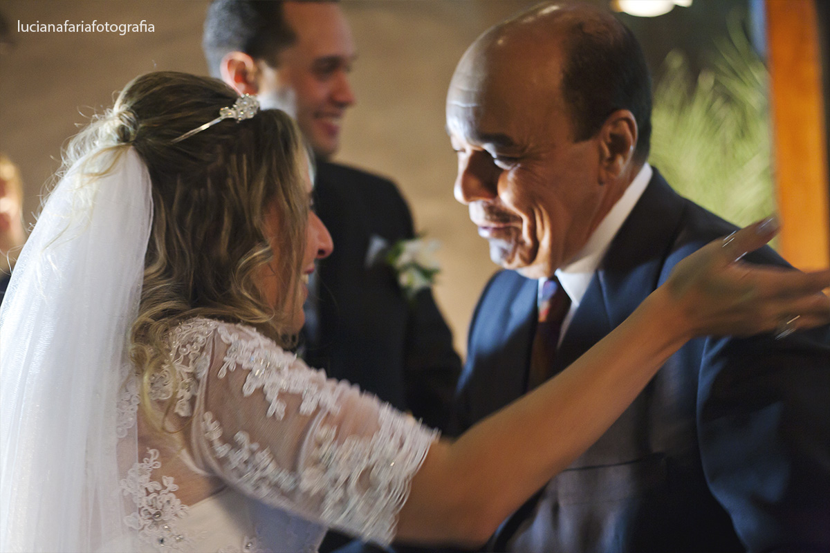 padrinhos, cumprimentos, cabelo solto, noiva, tiara, mantilha, benção do padre, cerimônia, religioso, emoção, vestida de noiva, wedding, casamento, casar no salão, decoração, cerimonial