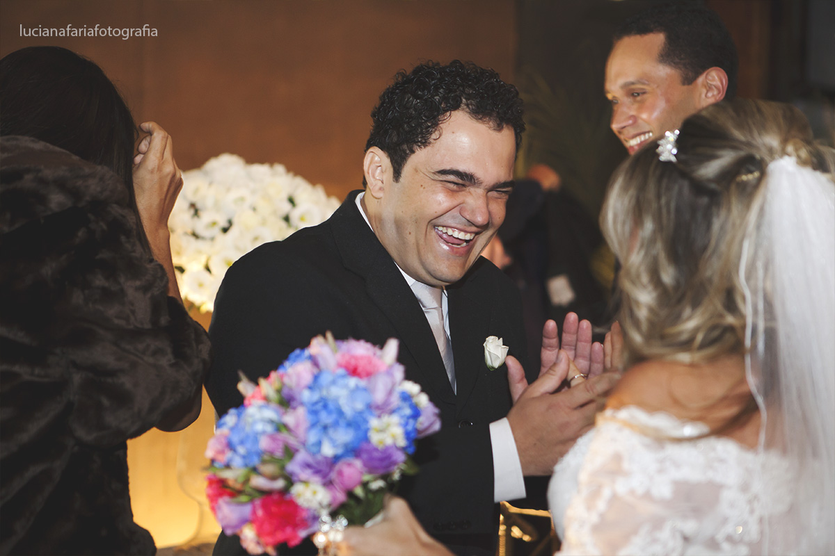 padrinhos, cumprimentos, cabelo solto, noiva, tiara, mantilha, benção do padre, cerimônia, religioso, emoção, vestida de noiva, wedding, casamento, casar no salão, decoração, cerimonial