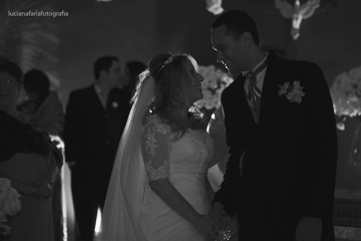 saída dos noivos, casados, cabelo solto, noiva, tiara, mantilha, benção do padre, cerimônia, religioso, emoção, vestida de noiva, wedding, casamento, casar no salão, decoração, cerimonial