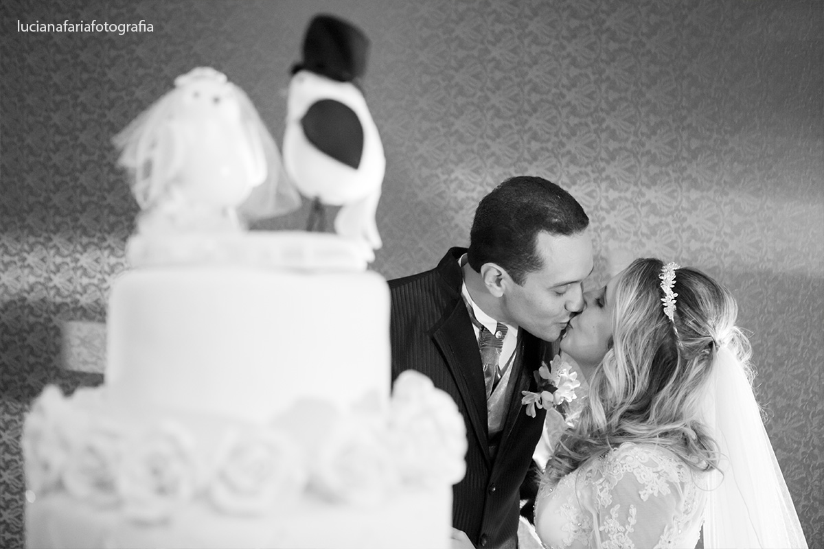 corte do bolo, bolo, topo, pombinhos, cartola, casal de pombinhos, beijo no bolo, casados, fotos posadas, lustre, beijo, retrato, emoção, vestida de noiva, wedding, casamento, casar no salão, decoração, cerimonial
