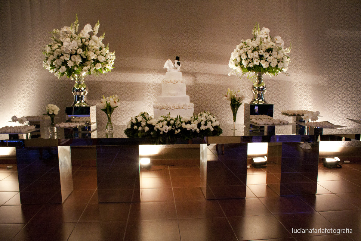 mesa do bolo, decoração brano e verde, docinhos, mesa de espelho, papel de parede, casamento, bolo, topo, pombinhos, cartola, casal de pombinhos, wedding, casamento, casar no salão, decoração, cerimonial