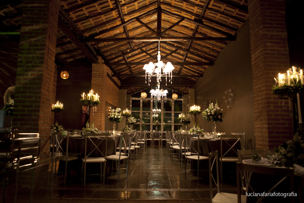 decoração brano e verde, salão rustico,, papel de parede, casamento, bolo, topo, pombinhos, cartola, sagrada família, imagem, velas, taças, flores penduradas, wedding, casamento, casar no salão, decoraç&ati