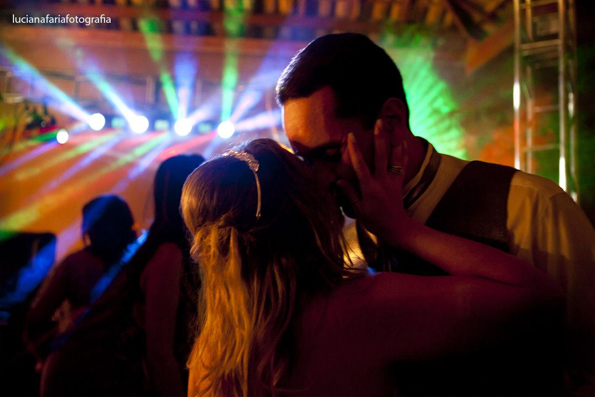 festa, banda, dança, beijo, casados, casal de noivos, dança dos noivos, luz, iluminação da festa, recepção, dança, musica dos noivos, valsa