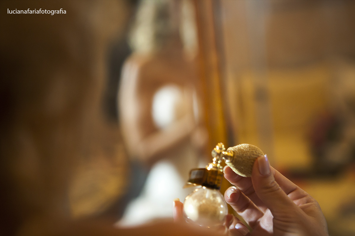 perfiume, noiva,cabelo, cabeleireiro, arrumando, sorriso, sapato de noiva, sandalia, noiva de salto, maquiador, making of, palace hotel, casamento, wedding, dia da noiva, casando