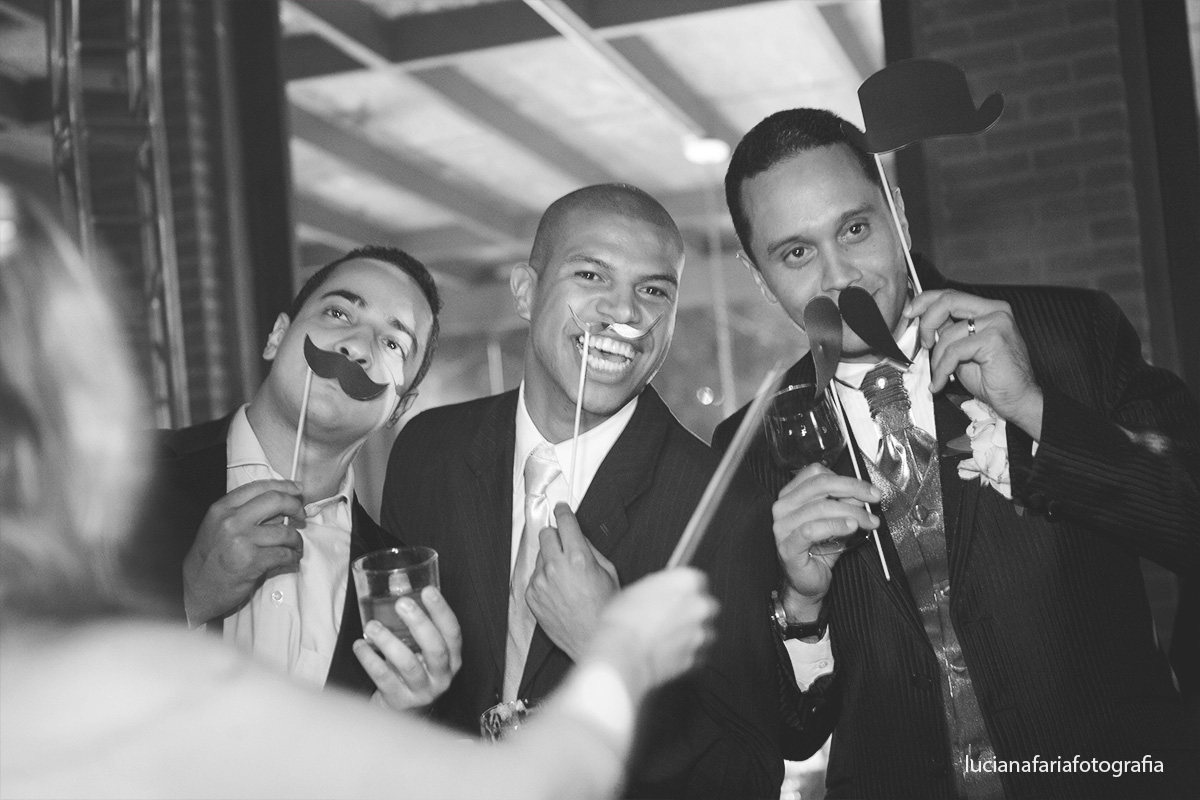 bigode, enfeites, noivo, amigos do noivo, festa, banda, dança, luz, iluminação da festa, recepção, dança