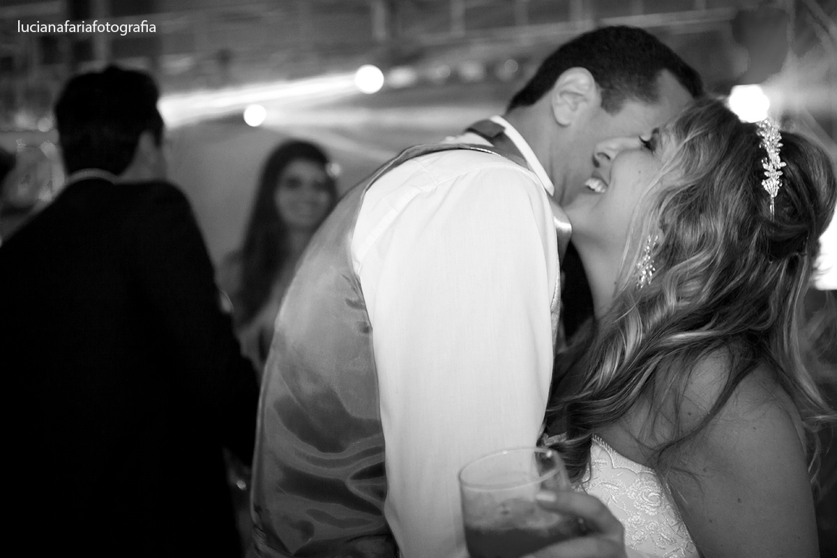 festa, banda, dança, beijo, casados, casal de noivos, dança dos noivos, luz, iluminação da festa, recepção, dança, musica dos noivos,fotografia