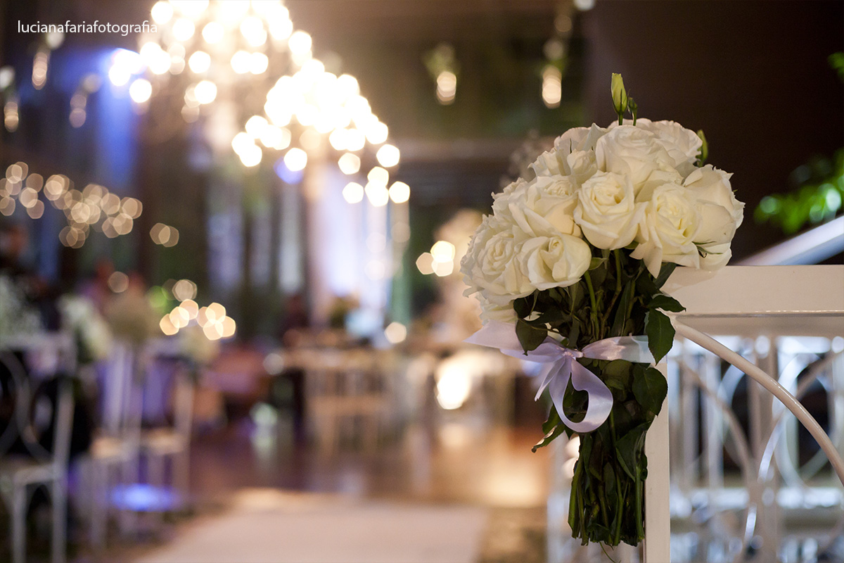 decoração, cerimonial, bombinhos, flores penduradas, tapete gelo, decoração branca, verde, cerimônia no salão, junto com a festa, ambiente rustico, casamento, wedding, laços, lustres, luzes