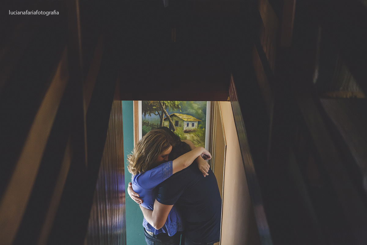 escadas, noiva, noivo, fotografia de casal, casamento, ensaio, ensaio casal, ambiente interno,ensaio externo, fim de tarde, por do sol, pré-casamento, luz natural, espontaneidade