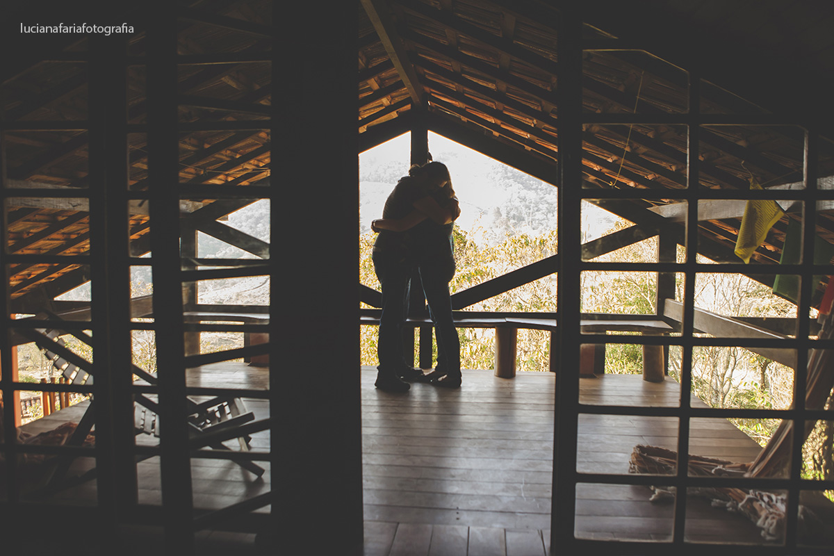 chalé, madeira, janelas, entrada de luz, paz, tranquilidade, a dois, noivos, noiva, fotografia de casal, casamento, ensaio, ensaio casal, ambiente interno,ensaio externo, fim de tarde, por do sol, pré-casamento, luz natural, espontaneidade