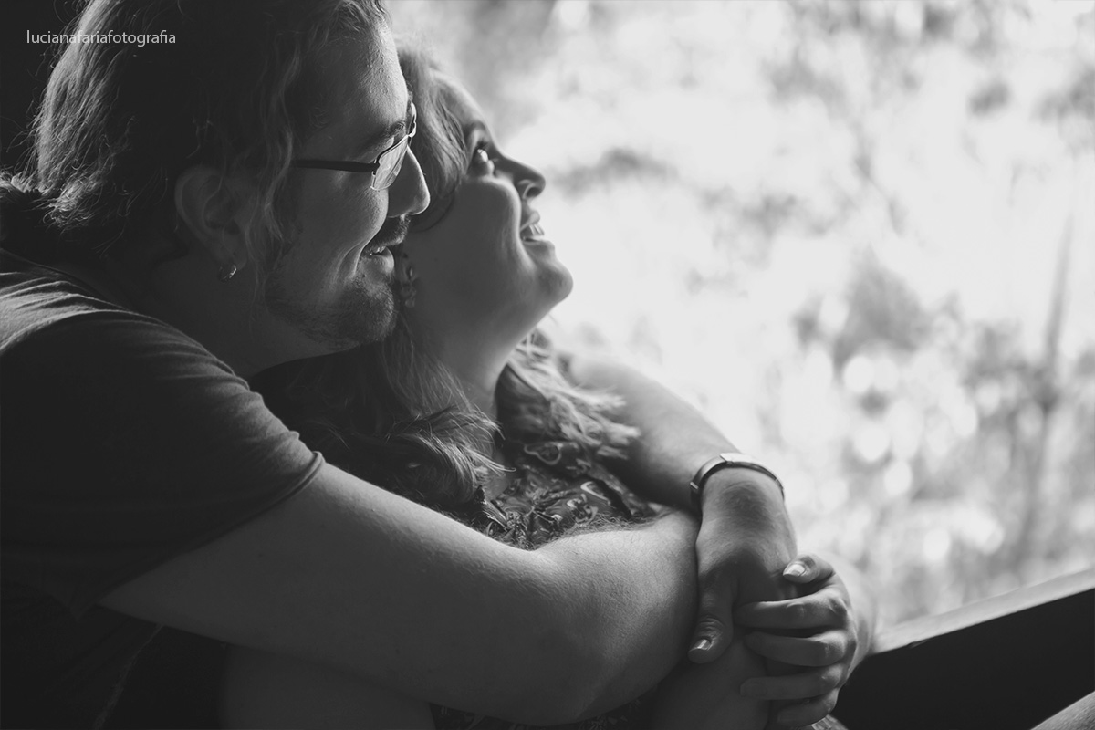 chalé, madeira, janelas, entrada de luz, paz, tranquilidade, a dois, noivos, noiva, fotografia de casal, casamento, ensaio, ensaio casal, ambiente interno,ensaio externo, fim de tarde, por do sol, pré-casamento, luz natural, espontaneidade