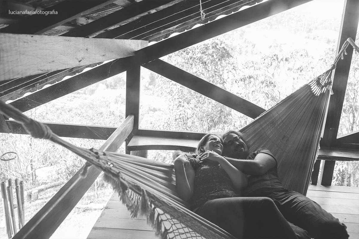 noivos, rede, deitados na rede, noiva, fotografia de casal, casamento, ensaio, ensaio casal, ambiente interno,ensaio externo, fim de tarde, por do sol, pré-casamento, luz natural, espontaneidade