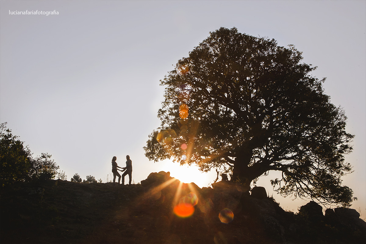 flare, fotografia de casal, casamento, ensaio, ensaio casal, fotos externas, ensaio externo, fim de tarde, por do sol, pré-casamento, natureza, luz natural, espontaneidade, arvore sagrada