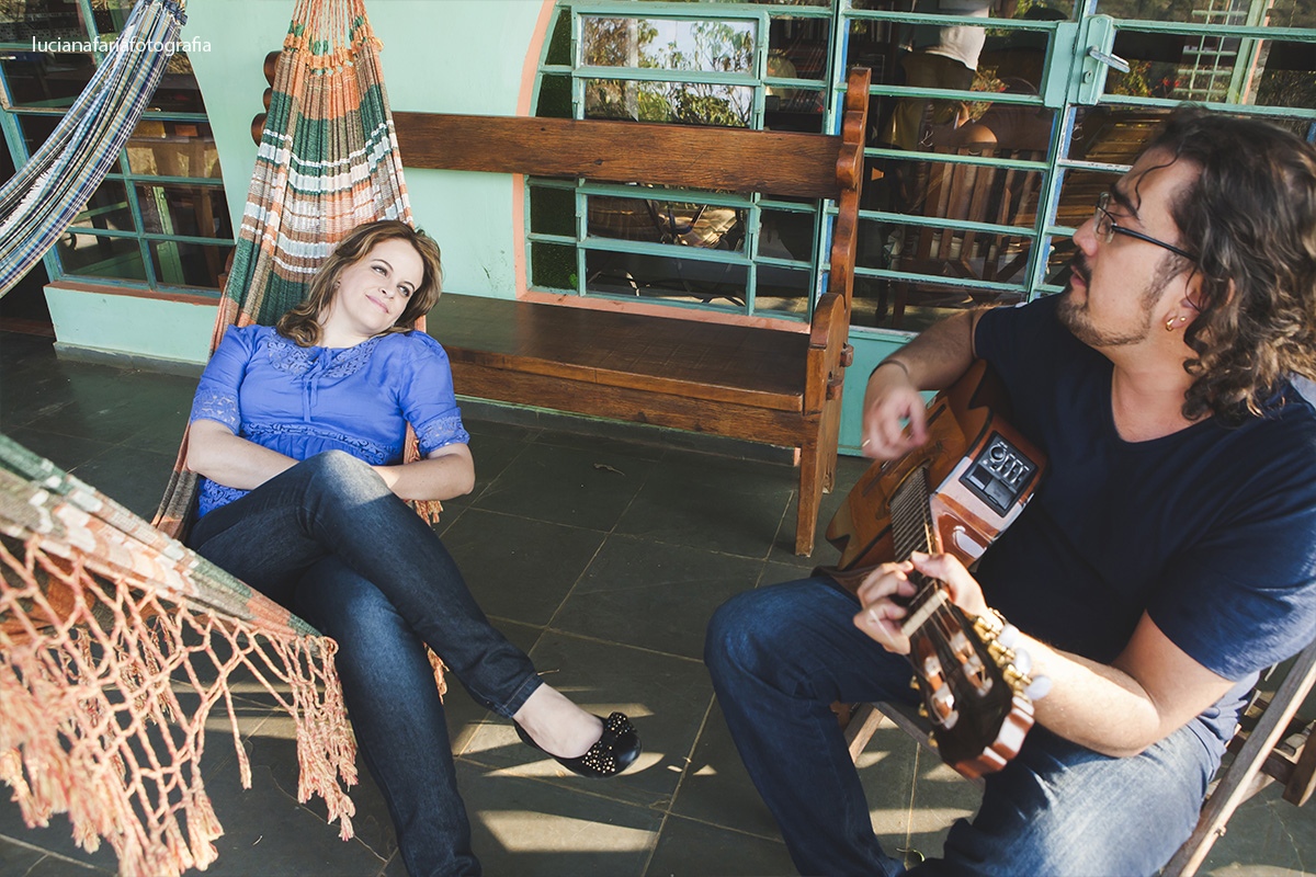 noivo, musico, noivo musico, violão, musica para a noiva, fotografia de casal, casamento, ensaio, ensaio casal, ambiente interno,ensaio externo, fim de tarde, por do sol, pré-casamento, luz natural, espontaneidade
